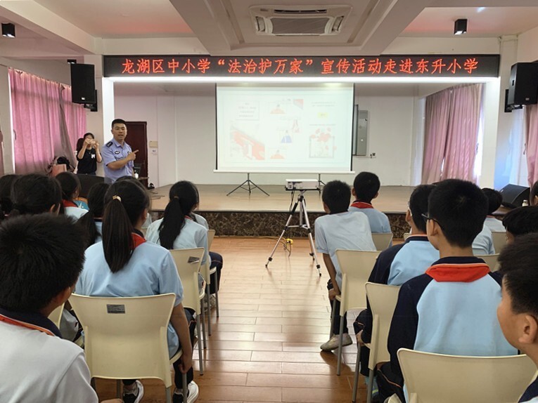 汕头龙湖区开展"禁毒宣讲 劳动实践"校园法治宣传活动_腾讯新闻