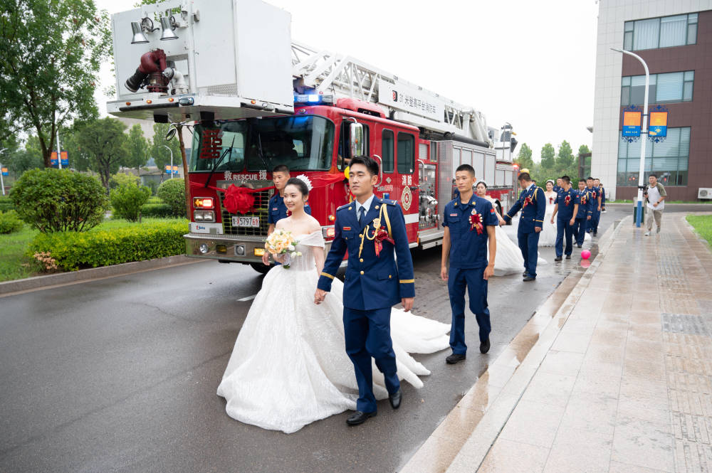情定火焰蓝相伴到永远东营消防举行消防员集体婚礼