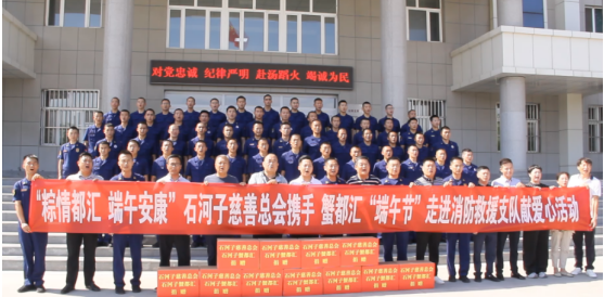 在来到驻石某部队,朱桦会长首先收到了来自部队李政委所赠送的锦旗一