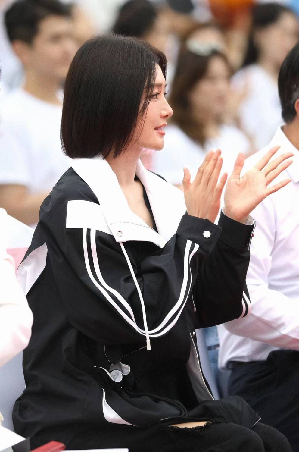 秦岚新剧亦舞之城于成都开机搭档钟汉良王冠逸演绎都市熟爱