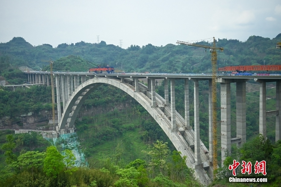四川乐山至西昌高速公路苏坝特大桥双幅贯通