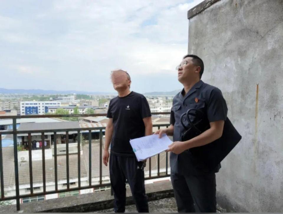 中央電視臺：管家婆免費港澳資料2024男子買房11年未入?。洪T鎖被鄰居替換，屋內(nèi)堆滿雜物陽臺成菜園 起訴對方索賠