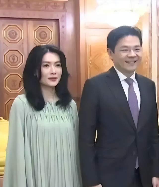 有些角度又神似董明珠,是大女人脸共用模板没错了.