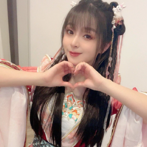 美依礼芽曝光b站周年庆后台照,还官宣了重庆演唱会