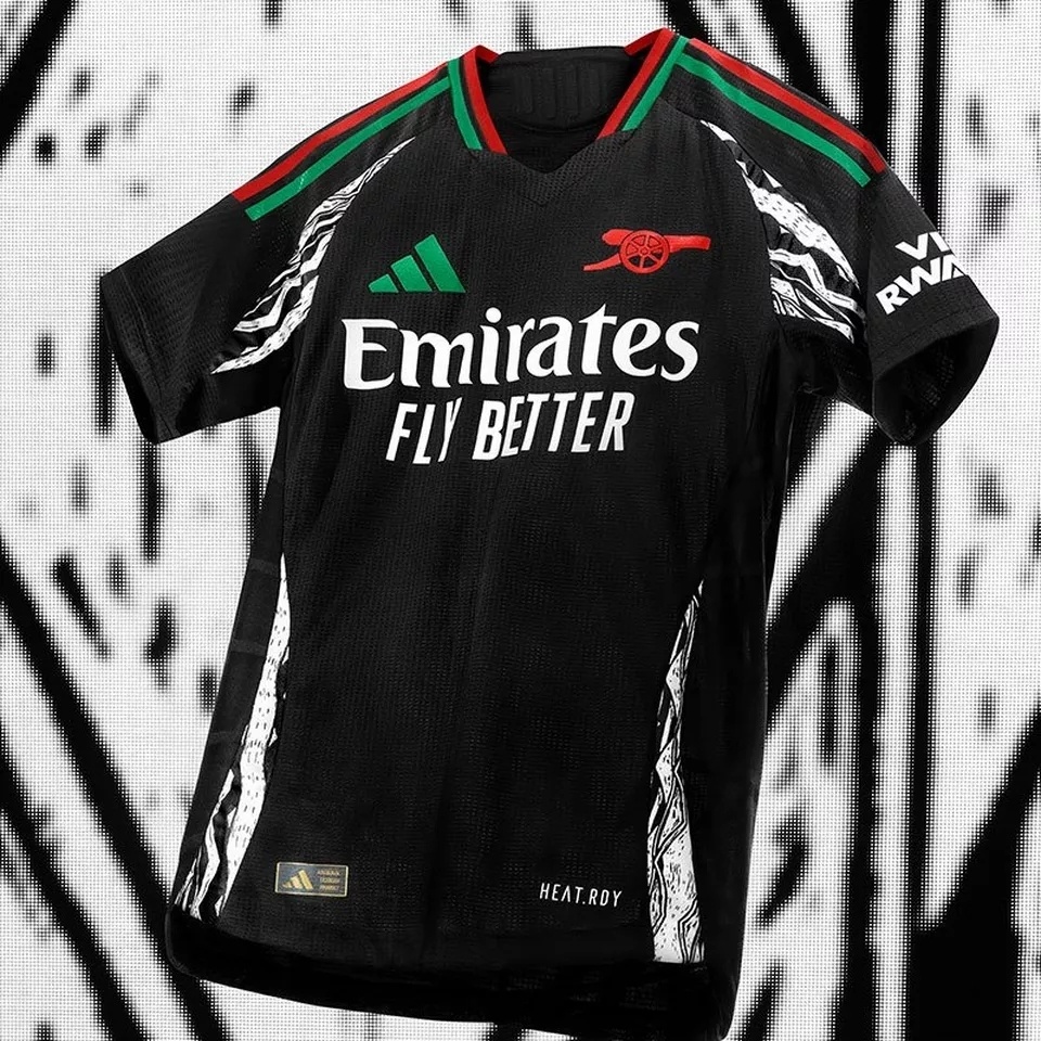 阿森纳新赛季客场球衣与英国品牌labrum london合作设计,主体为黑色