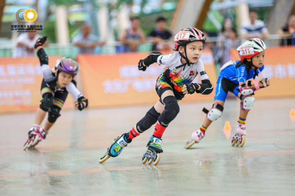简阳市代表队在成都市第十五届运动会青少年组速度轮滑比赛中斩获10枚