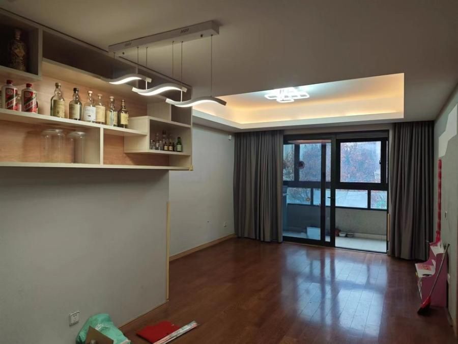 房内部分墙纸脱落,孟女士过户后需要重新翻修.