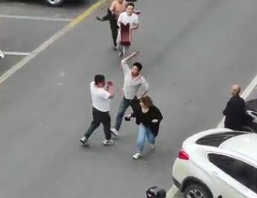 浙江金华一男子拿菜刀挥砍致两人受伤，警方通报：已抓捕归案_腾讯新闻