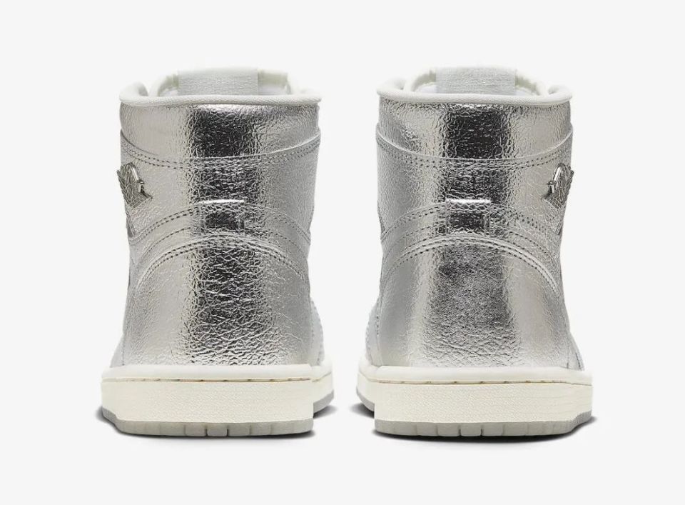 铺满整个鞋面的银色确实不多见,再配合荔枝纹压印,以及金属飞翼 logo