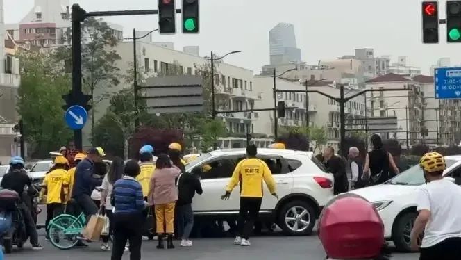 参与救人的其中一位外卖骑手孙晓伟是一名"00后",据他回忆,事情发生在