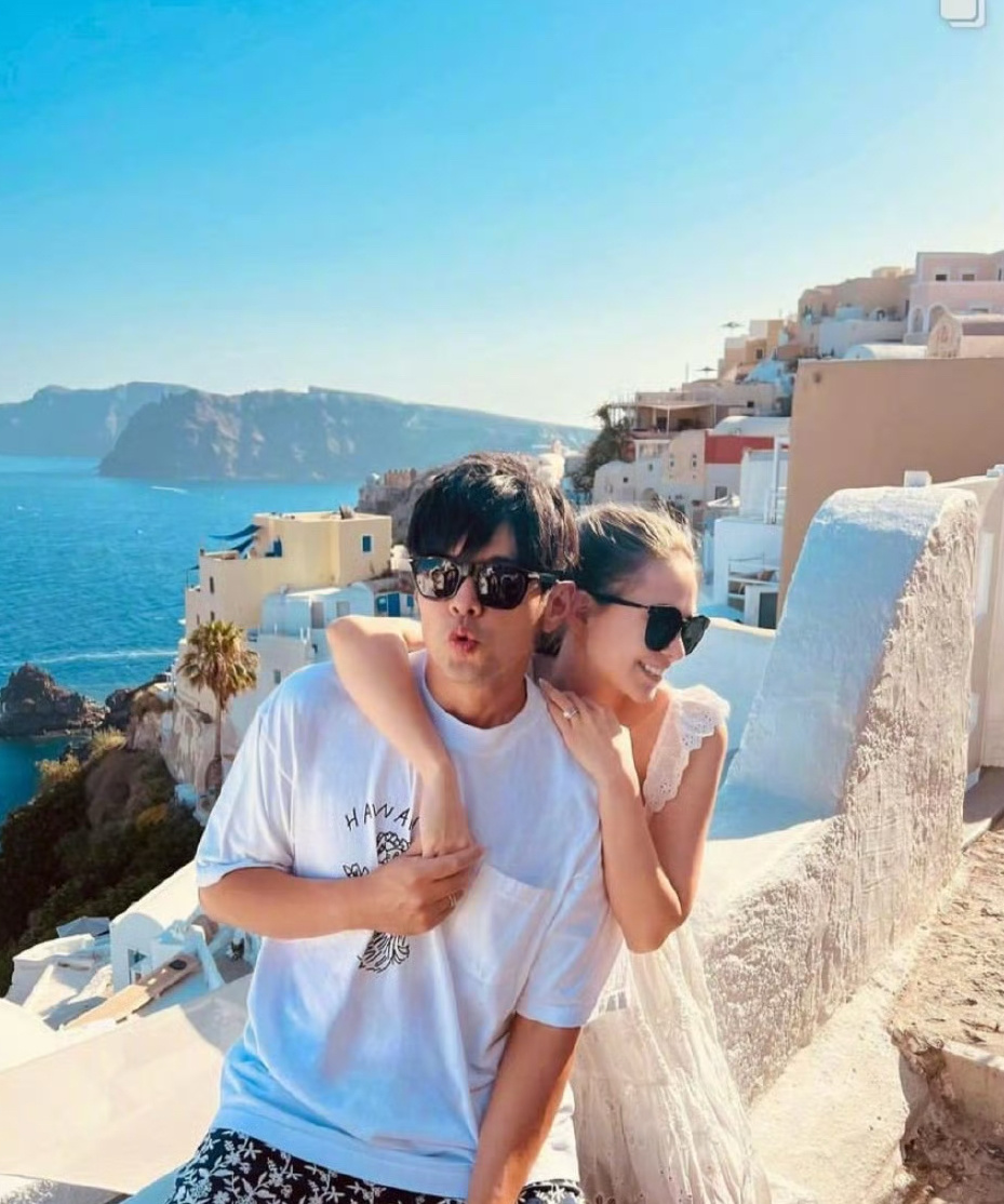 周杰伦晒照为老婆庆生,与昆凌搂肩合影,夫妻俩合体撒糖超甜