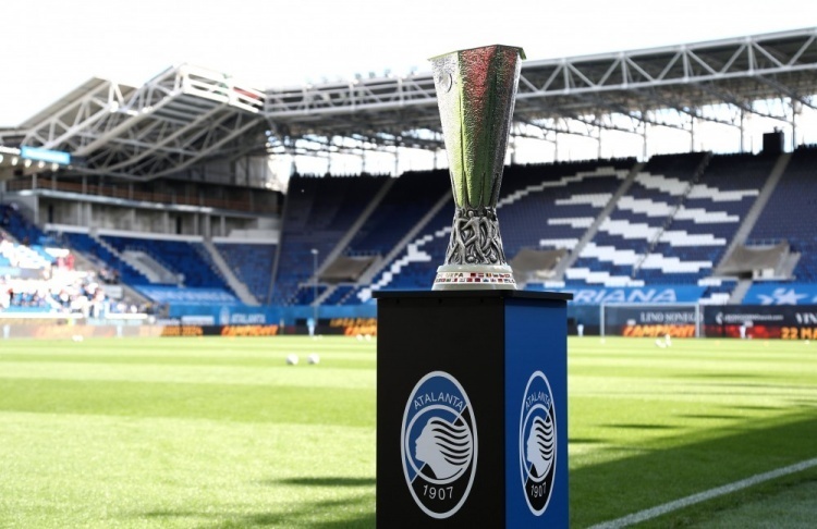 奖杯镇场!亚特兰大主场迎战都灵,场边摆放欧联冠军奖杯