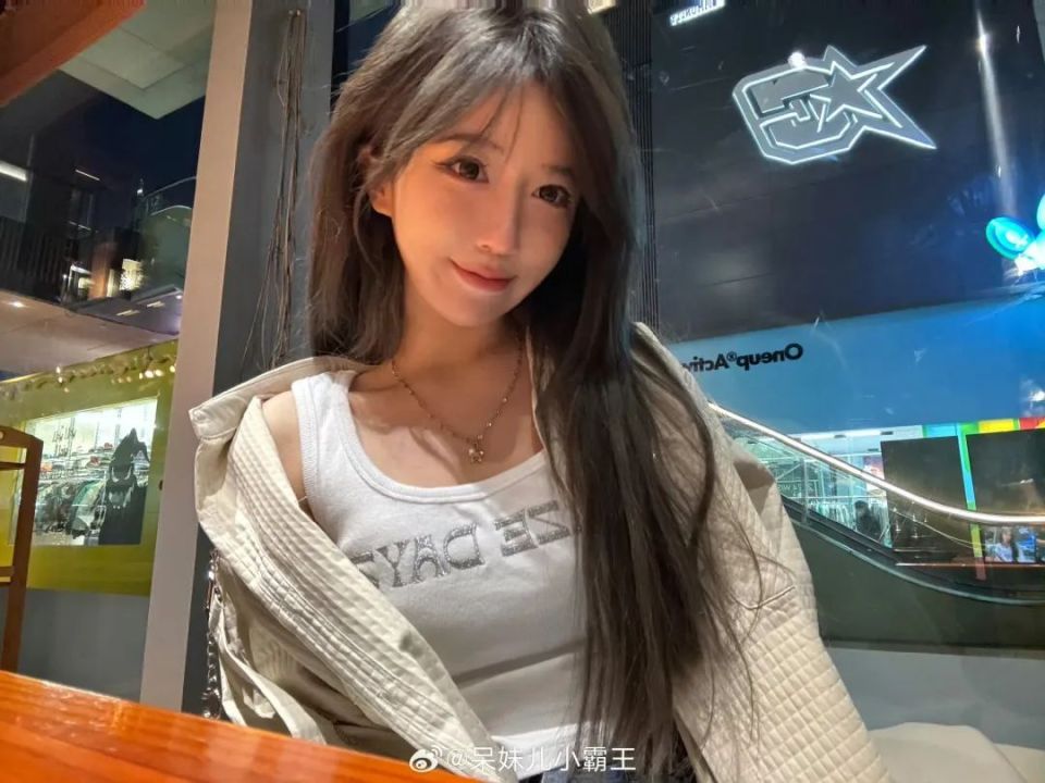 呆妹儿晒美照,颠覆往日形象,清凉着装亮相直播间,被超管拿下后称:你别