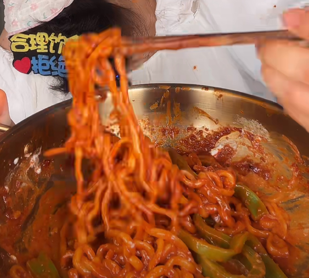 吃播乱象频发！大胃王主播暴饮暴食催吐，平