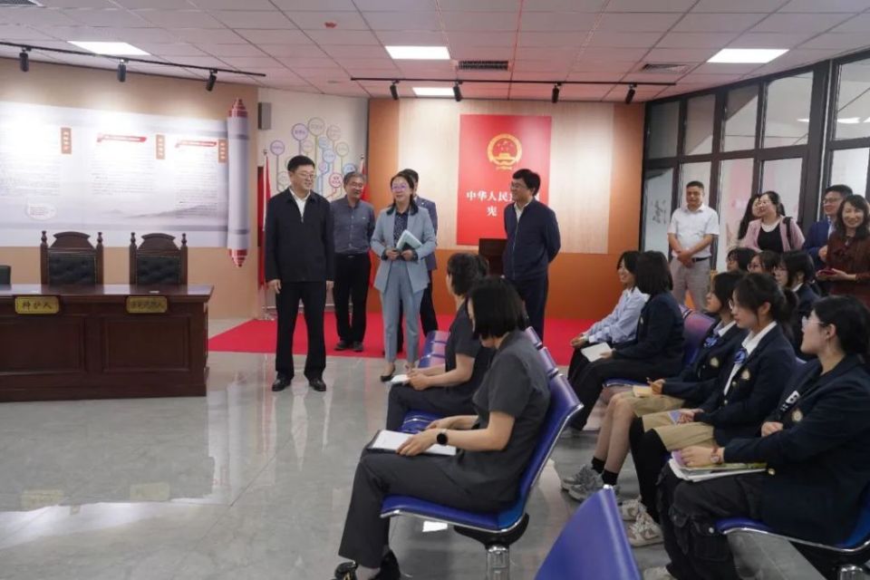 市教育局党组成员,副局长韩东,二中校长王先军,党委书记李洁,青岛中院