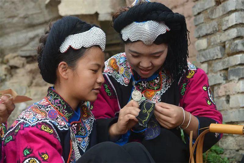 当非遗遇见云南|解锁"彝族服饰" 打卡绿春旅游_腾讯新闻
