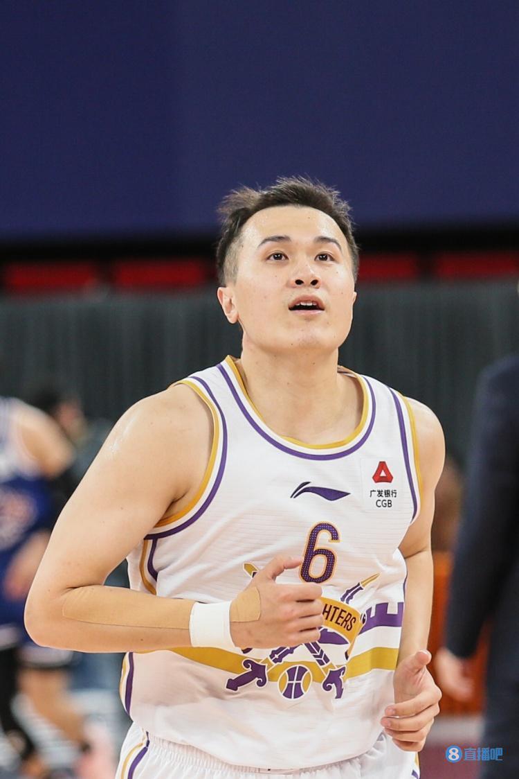 游刃有余张帆半场9投8中得18分2板2断正负值14