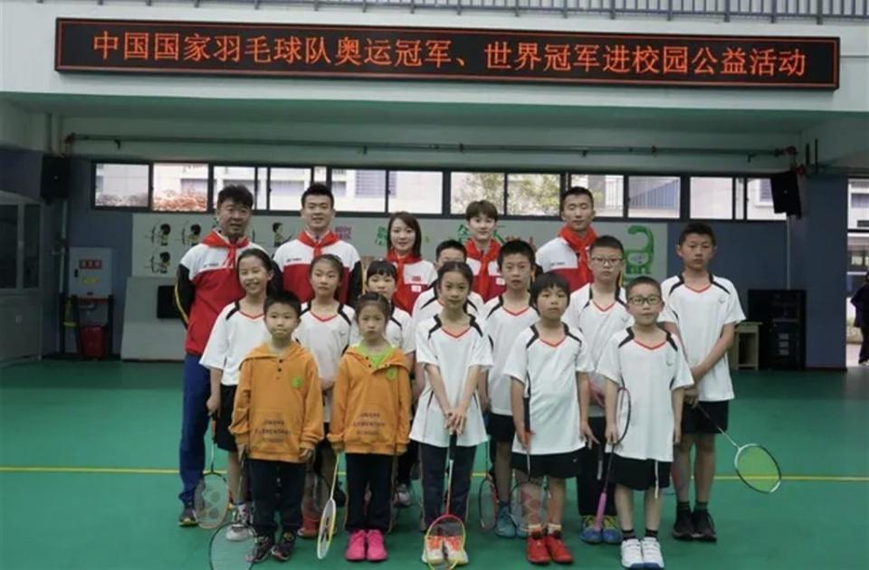 奥运冠军陈雨菲和同学们交流后表示,"大家对于羽毛球的热情非常高