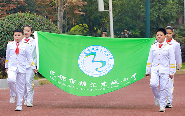 伴随着欢快有力的运动员进行曲,国旗队,校旗队,彩旗队和各班方队迈着