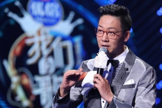 像东方卫视的主持人林海,只是肉多了点,还有点松弛,关键是没有戴眼镜