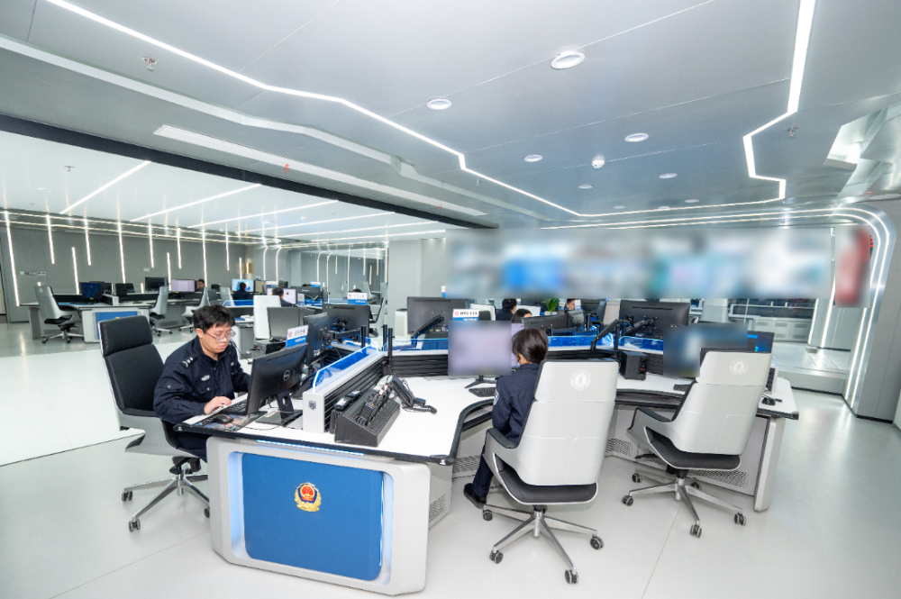 勤务中台使用"智慧110"近日,南浔区公安分局菱湖派出所接"智慧110"