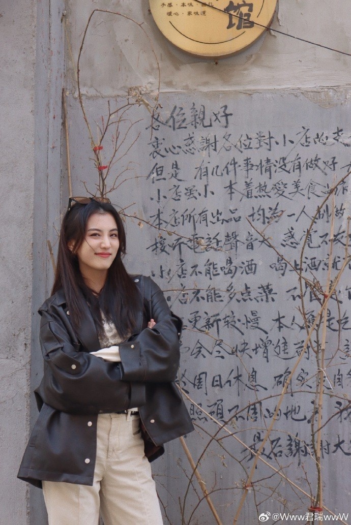 文艺范儿赵继伟妻子王君瑞晒美照最近