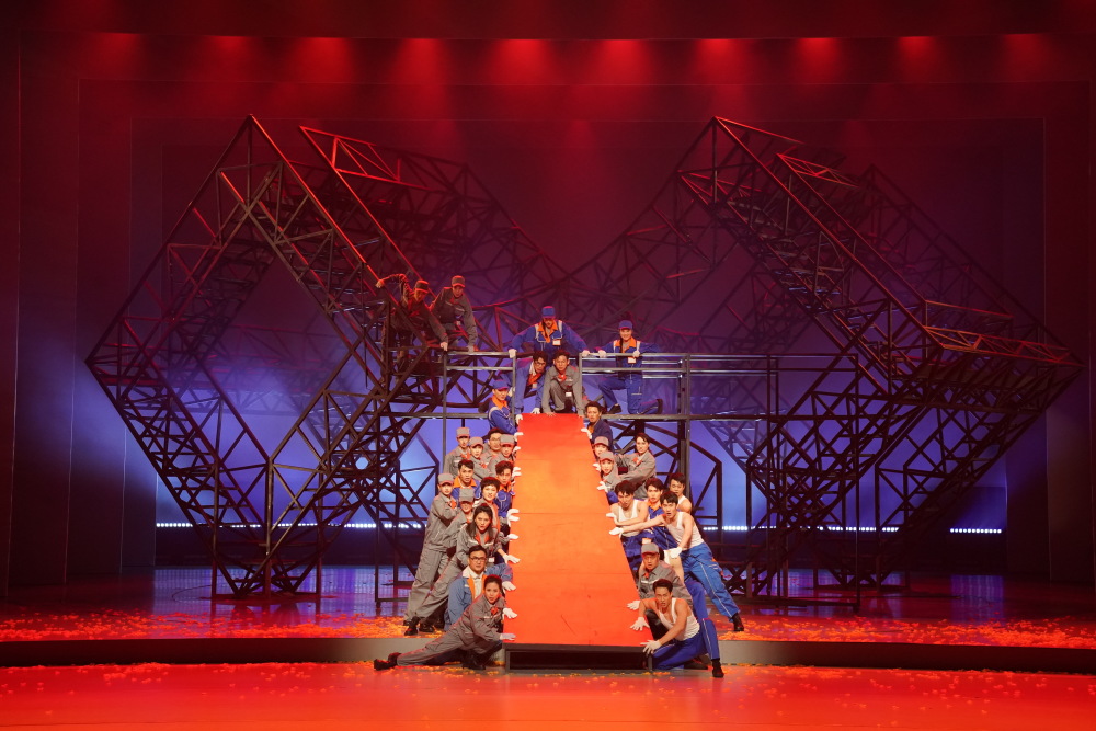 在北京中央歌剧院,演员在全总文工团新创音乐剧《逐梦》中表演(5月30