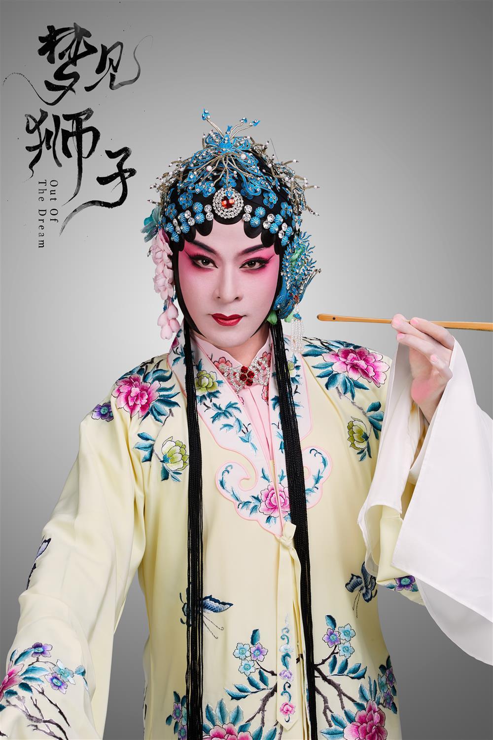 讲起台下花费的心血,于毅依旧是技术型解说,"我天生小嗓好,老师帮我一