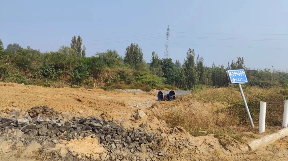 河南一省道沿线出现大量黑矿渣，村民：大车半夜偷倒，私家车打掩护