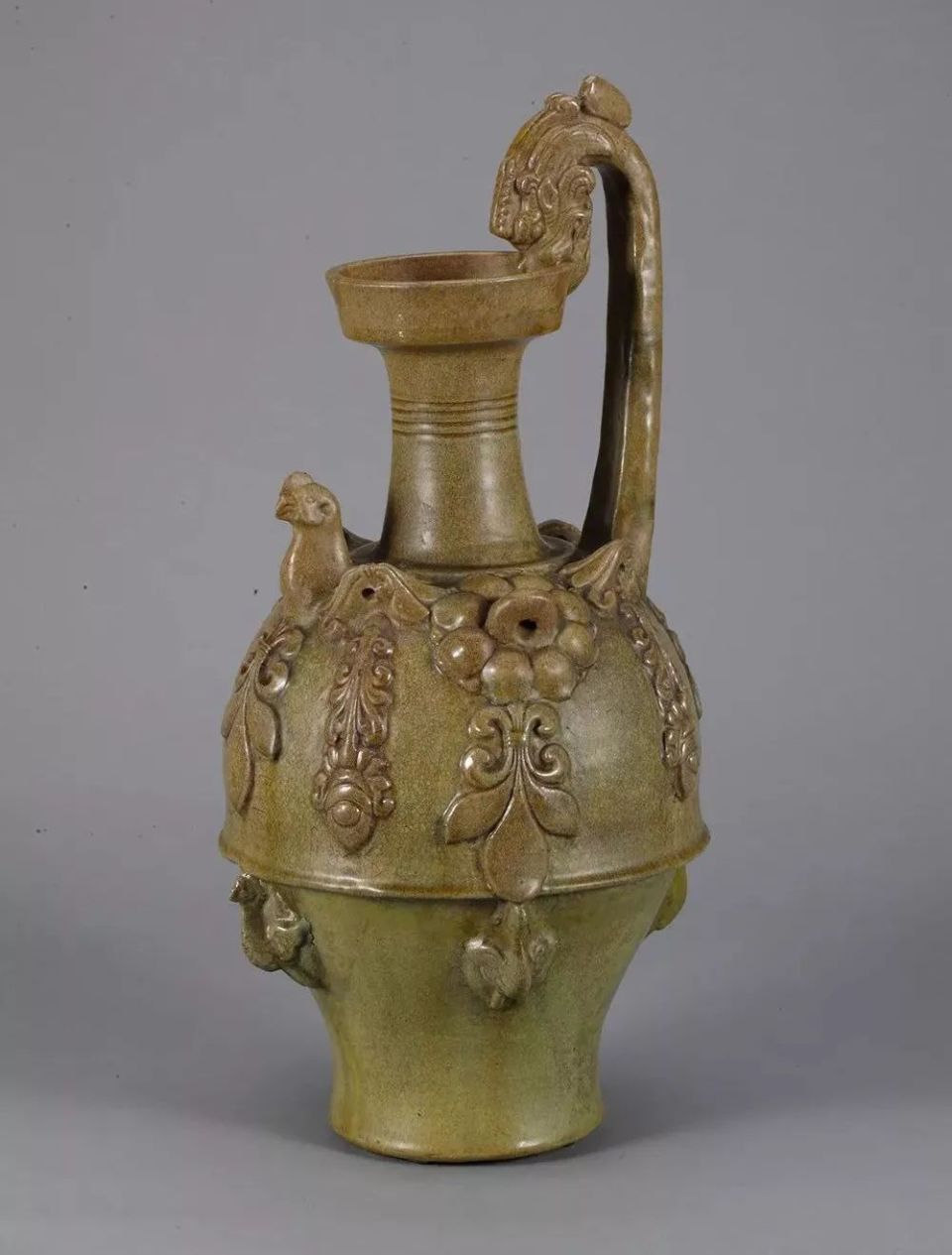 吉祥之禽,发音与"吉"谐音,寓意吉祥,才将鸡的形象赋予日常生活的器具