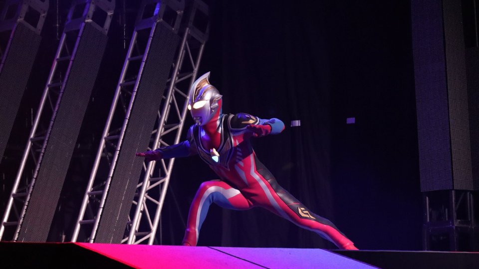 盖亚奥特曼ssv形态舞台剧写真后背造型突出一个花里胡哨