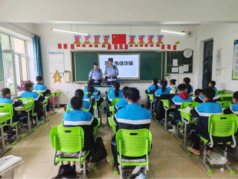 尚志市局民警先后走进尚志市一曼小学,一面坡镇中学,苇河镇中学,结合