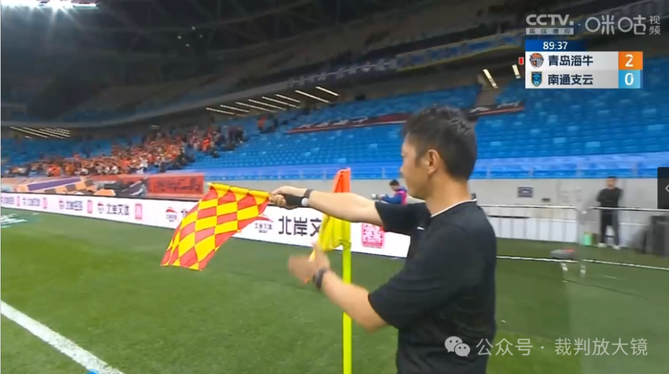 意识想举手示意越位,不过助理裁判员立即用手势示意是球先出球门线了