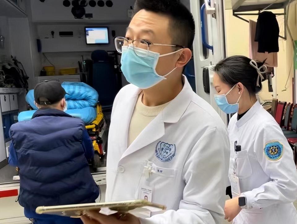 走近急诊科医生日跑2万步练成强心脏