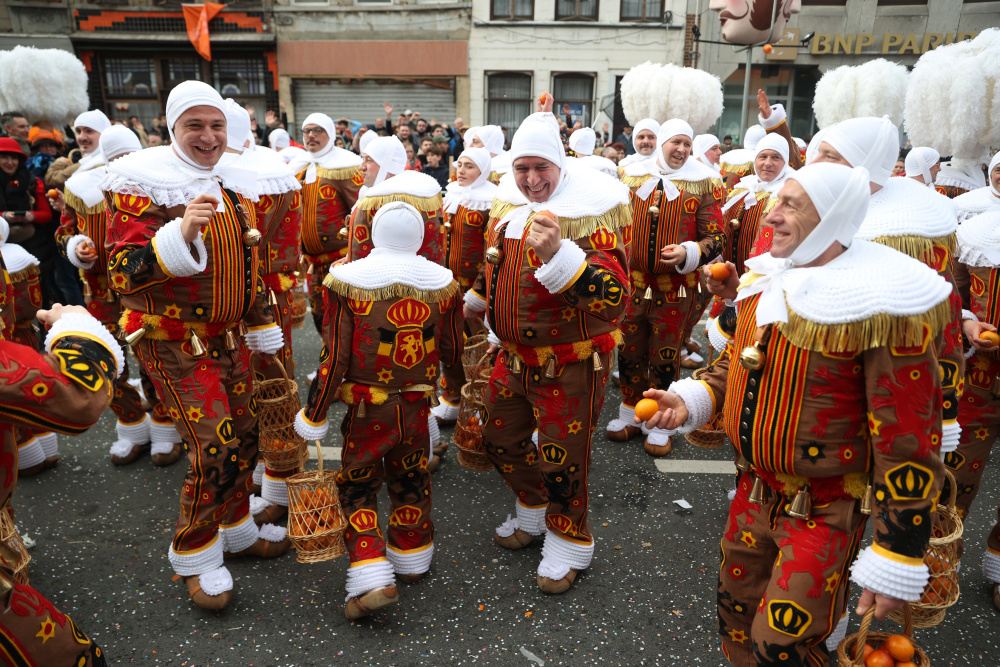 比利时班什狂欢节迎来高潮