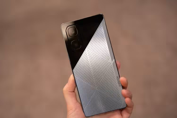 传音Infinix携京东方于MWC2025  推出全球首款钙钛矿太阳能充电手机
