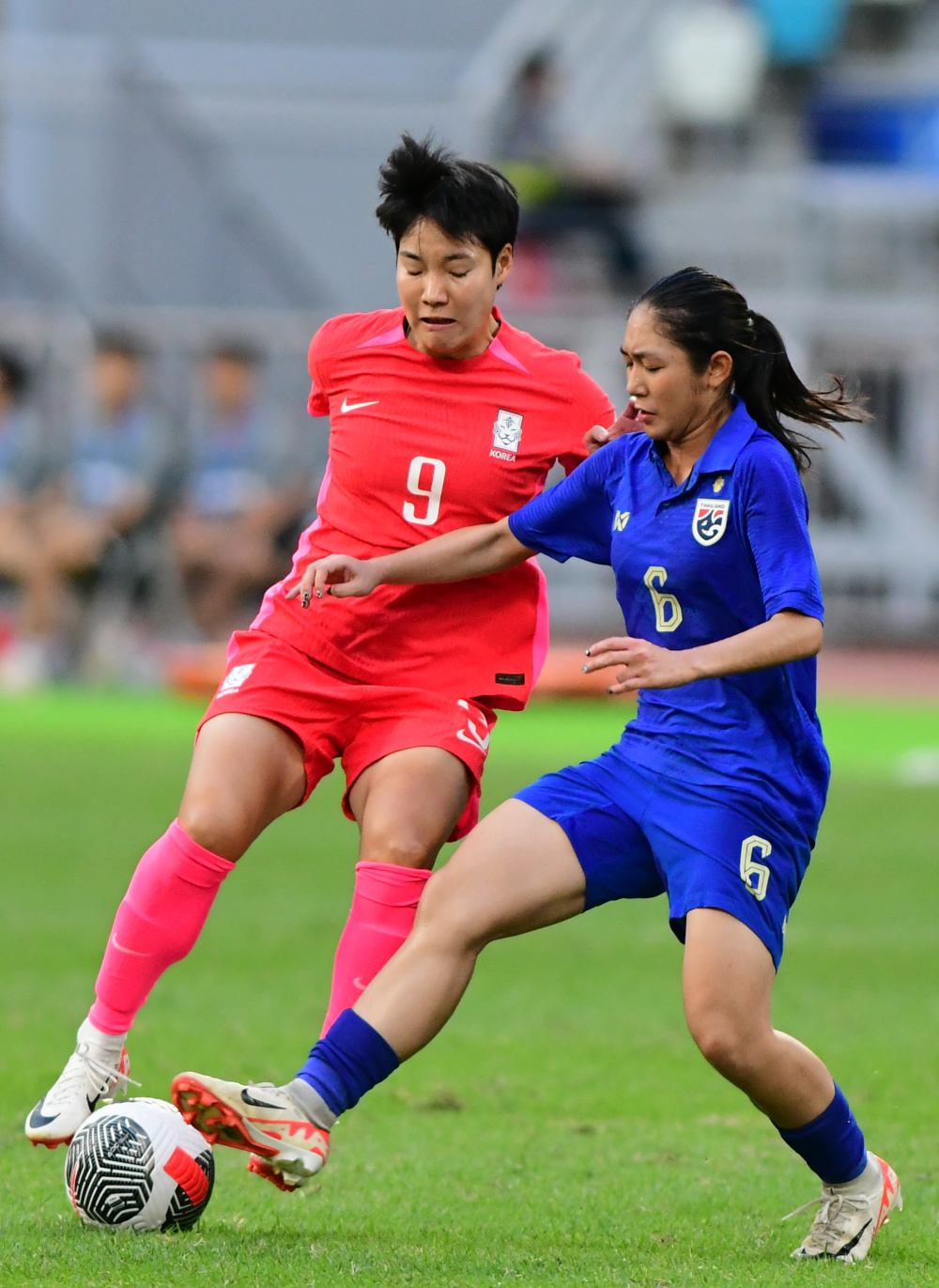 10月26日,韩国队球员李金玟(左)与泰国队球员阿奇拉雅·英萨古在比赛
