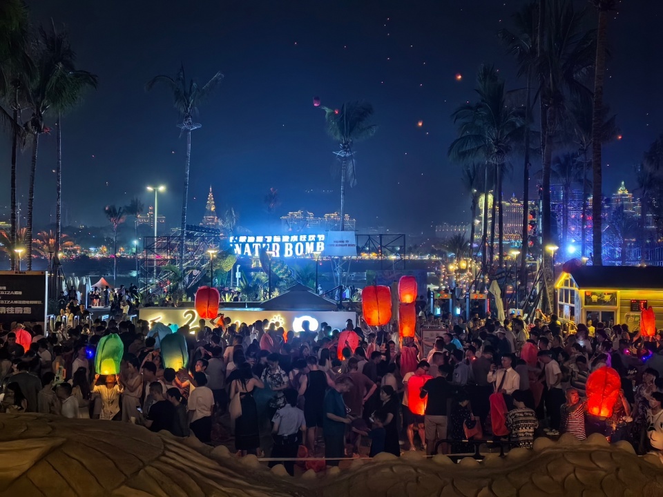 西双版纳庆泼水节万人燃放孔明灯,市民:一年只能放这一次