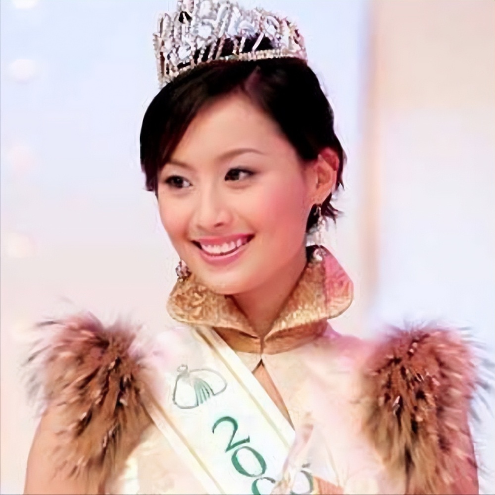 41岁陈法拉晒搞怪日常,头戴披萨自称送外卖,二婚状态太好了!_腾讯新闻