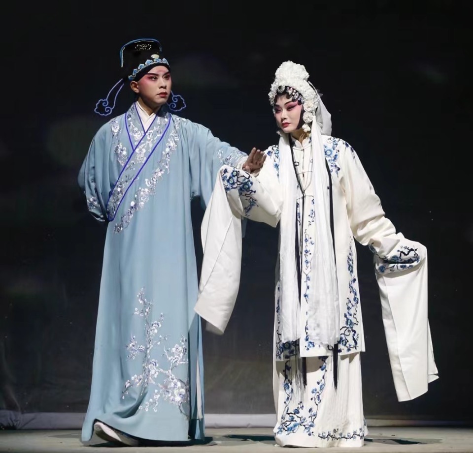 青春版秦雪梅上演传统艺术焕发新生机