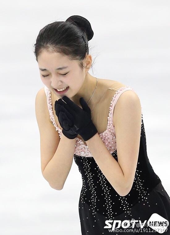 从照片可以看到,李子君带着1岁的女儿上冰场,母女俩玩得不亦乐乎,有爱