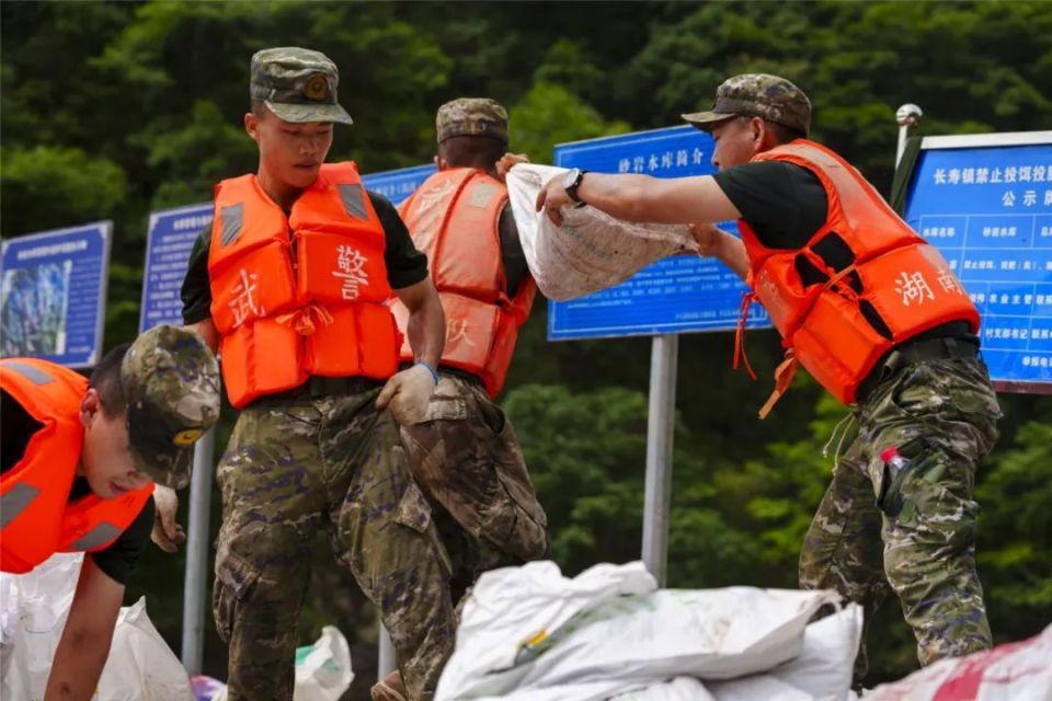 众志成城保卫家园武警湖南总队官兵持续投身抗洪抢险一线