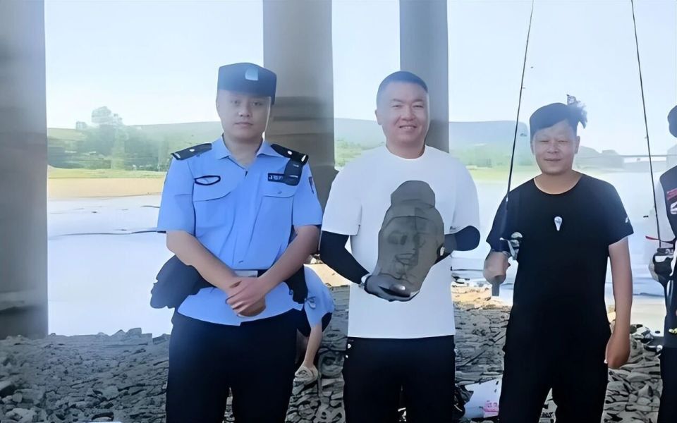北京男子河边钓鱼发现神秘盒子，制作精美藏有红布条，没敢打开急忙撤退_腾讯新闻