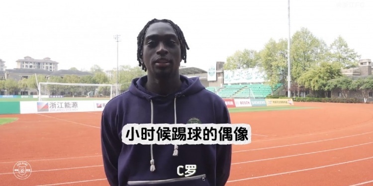 奥乌苏乔迪和滕哈赫之间绝对选乔迪小时候踢球的偶像是c罗