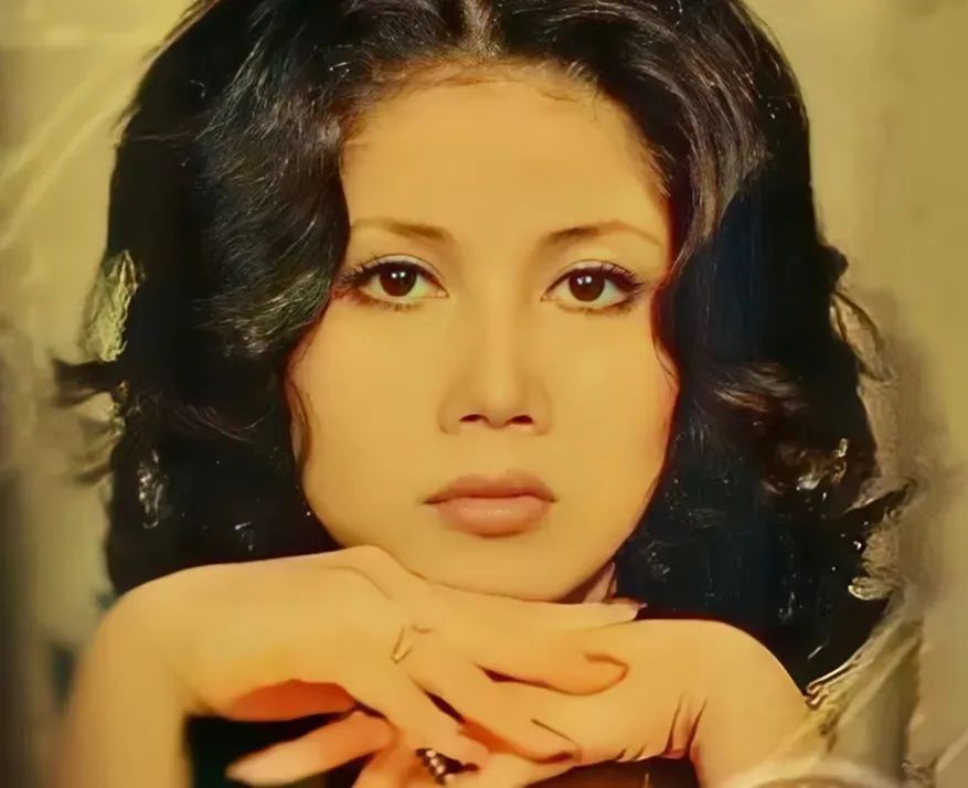 欧阳菲菲是第一个在日本登台并获奖的中国歌手,也是第一个进入"红白歌