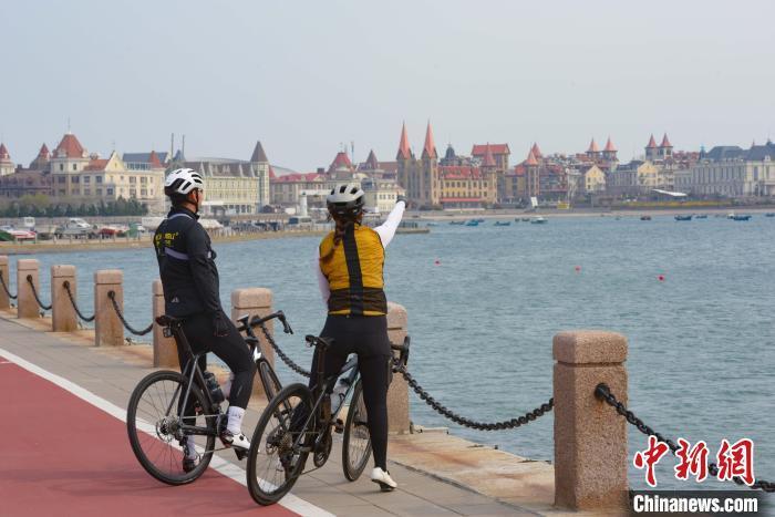 城市骑行风靡山东半岛 民众出行追求"松弛感"_腾讯新闻