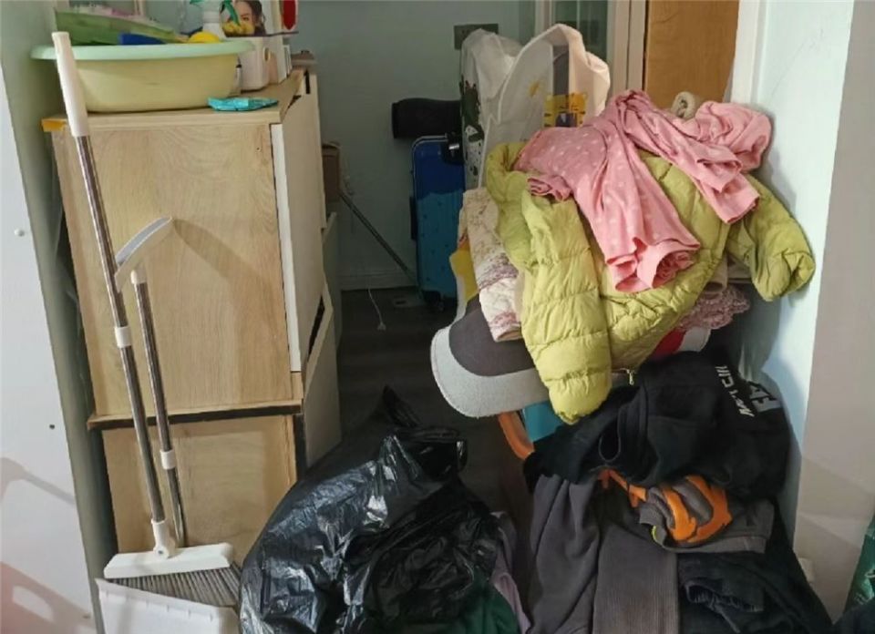 一家三口的家杂物堆积成山,请2名整理师8小时清洁,师傅:小场面