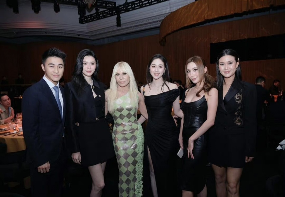 奚梦瑶出席赌王家族活动,四房合照稳坐c位,和何超莲同框引热议_腾讯