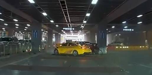 知乎精選：澳門(mén)三天兩晚攻略重慶火車(chē)北站一出租車(chē)失控追尾轎車(chē) 目擊者：包括駕駛員在內(nèi)多人受傷