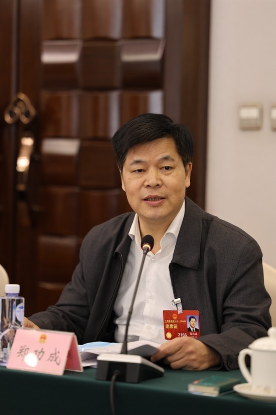 养老不能"头痛医头,脚痛医脚" /br>全国人大常委会委员郑功成建议